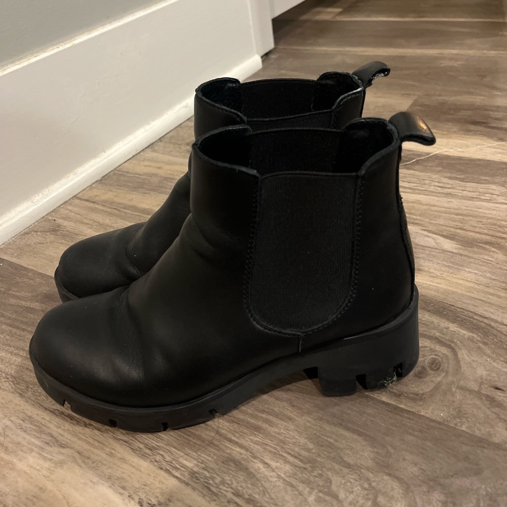 Chunky black boots. No tags. Great condition. Size 36